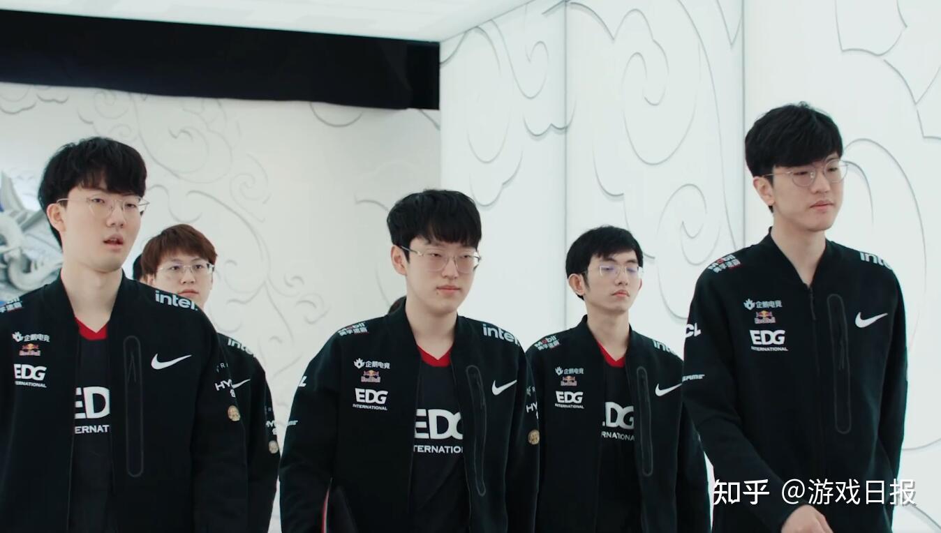 表现不仅依 表现不仅依